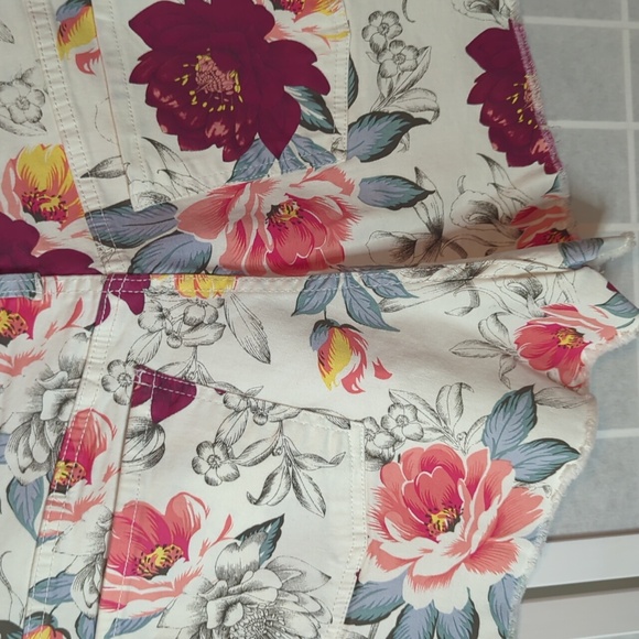 Kut from the Kloth Jane Short Floral Denim Raw Hem Cut Off High Rise - Picture 7 of 9